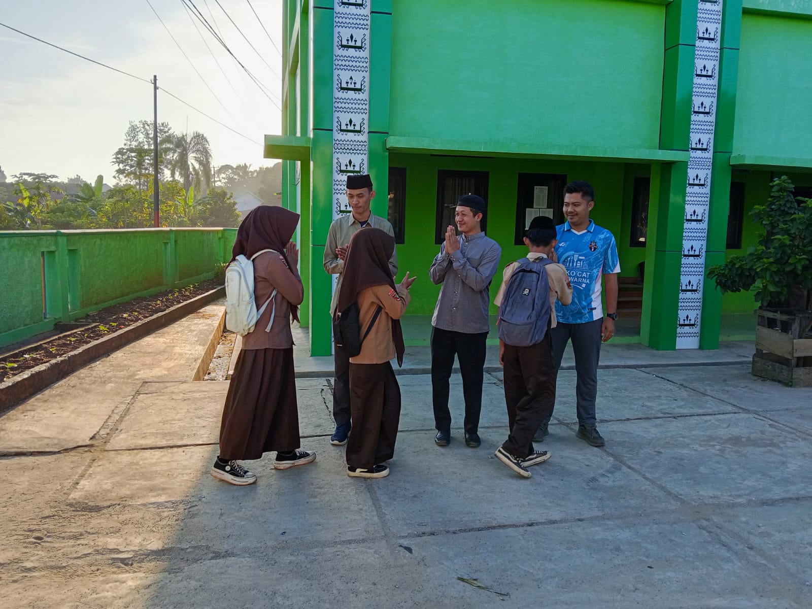 Bangun Semangat Belajar, Guru Sambut Siswa di Gerbang MTsN 1 Way Kanan