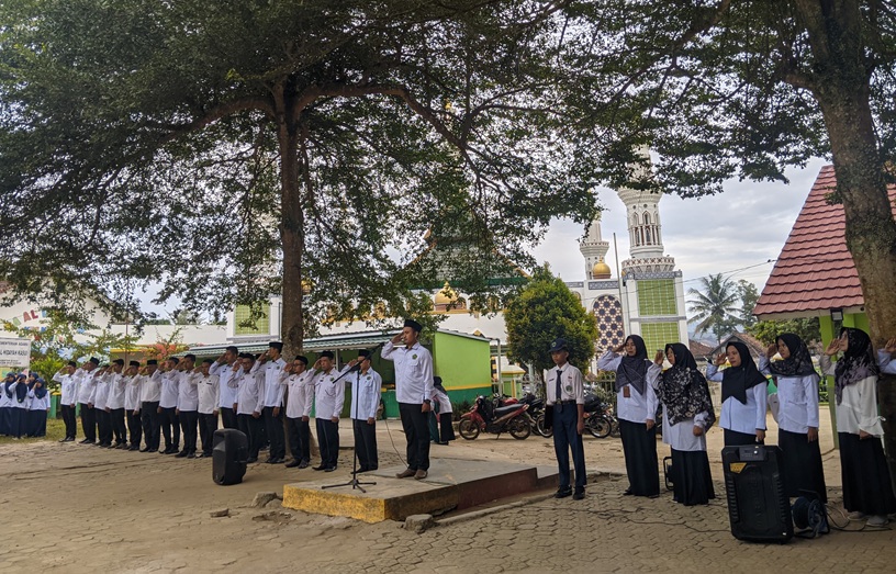 Disiplin dan Nasionalisme Ditekankan dalam Upacara Bendera di MTsN 1 Way Kanan