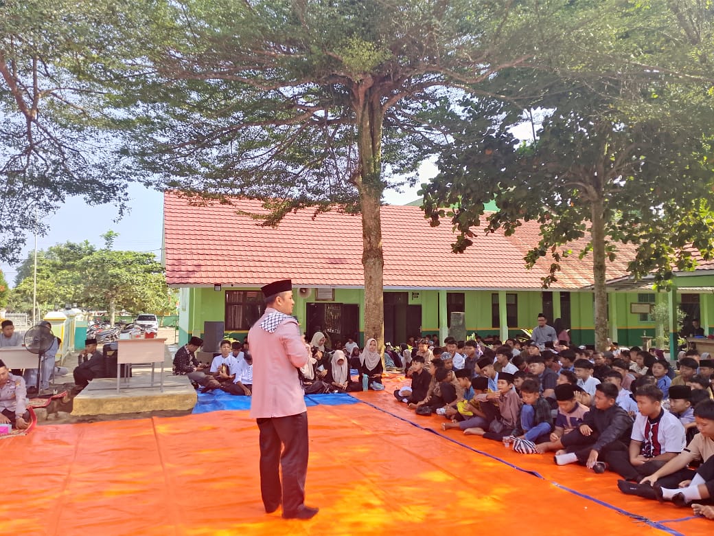 Momentum Maulid Nabi, Ustad Aziz Ajak Siswa MTsN 1 Way Kanan Teladani Akhlak Rasulullah