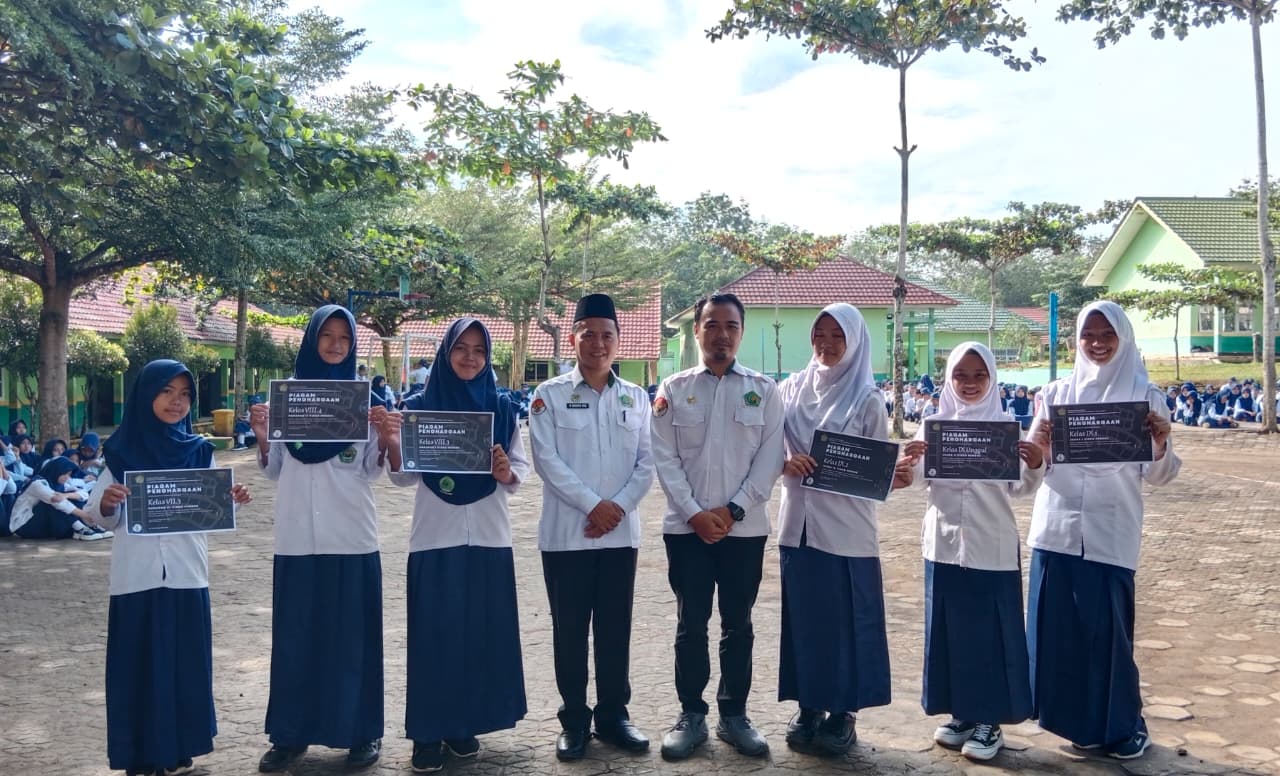 MTsN 1 Way Kanan Serahkan Piagam Penghargaan Lomba Video Pendek Hari Pahlawan