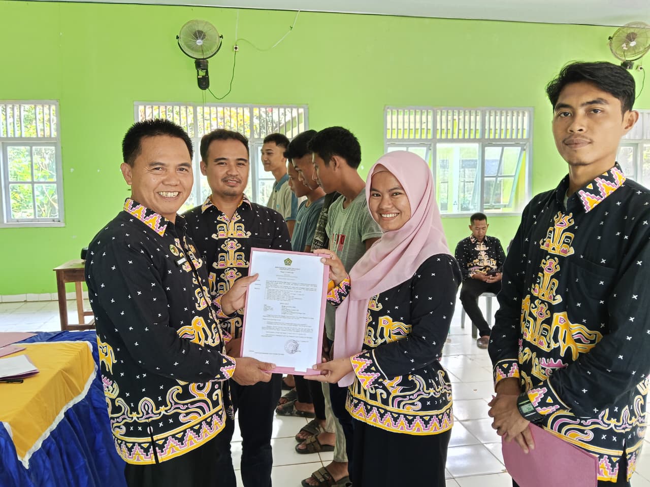 Kepala MTsN 1 Way Kanan Serahkan SK Tenaga Kontrak