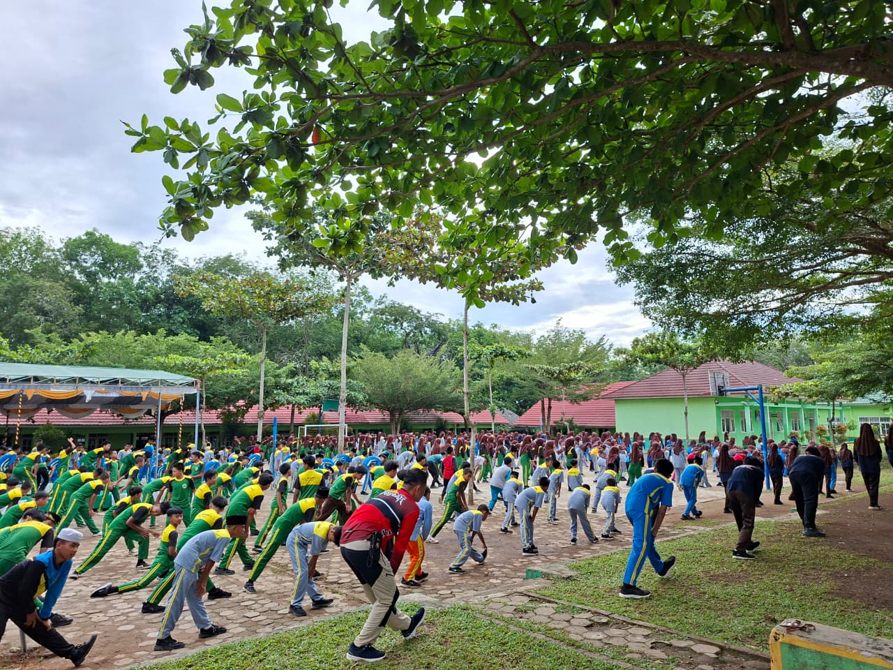Madrasah Sehat dan Ceria, Siswa MTsN 1 Way Kanan Kompak Senam Pagi Bersama