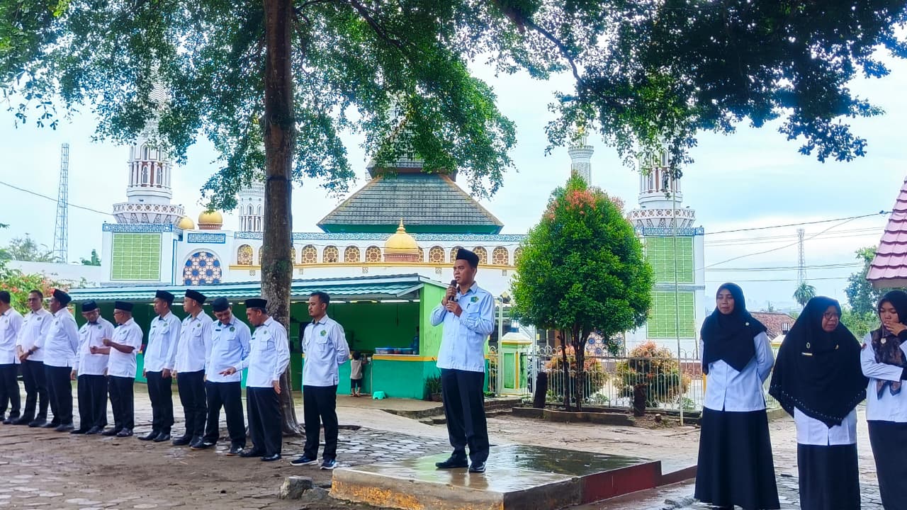 Halal Bihalal Keluarga Besar MTsN 1 Way Kanan Tandai Hari Pertama Masuk Sekolah Pasca Idul Fitri