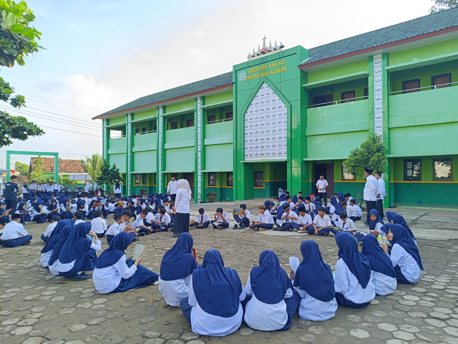Rutinitas Rohani Siswa MTsN 1 Way Kanan: Pembiasaan Asmaul Husna dan Tahfidz Al-Qur'an Berjalan Lancar