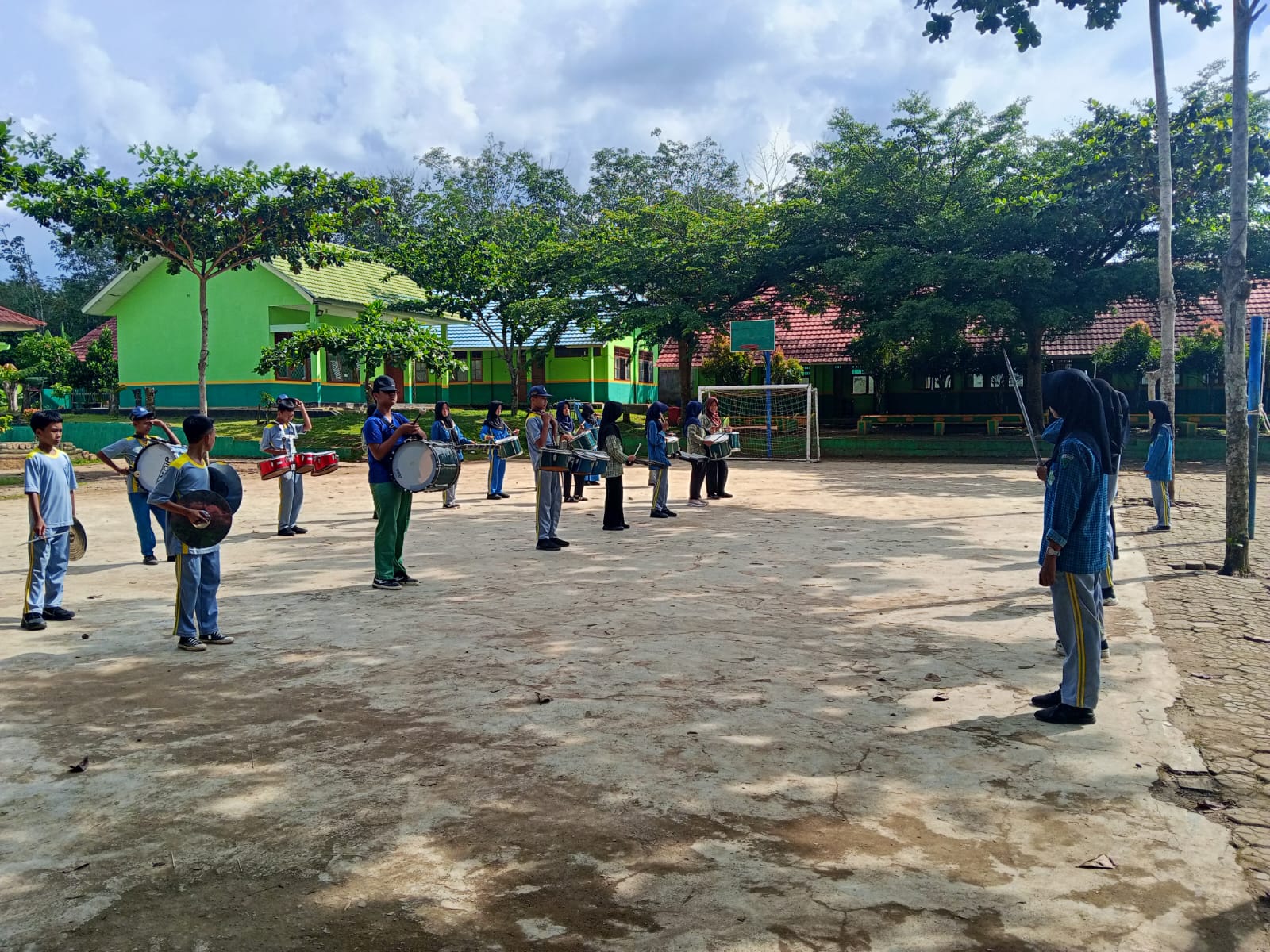 Latihan Drumband Gema Najjaha Abadan Digelar Lancar di Lapangan Madrasah