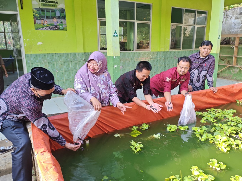 Pelepasan Bibit Ikan dalam rangka Wirausaha Madrasah
Sabtu, 9 Agustus 2025